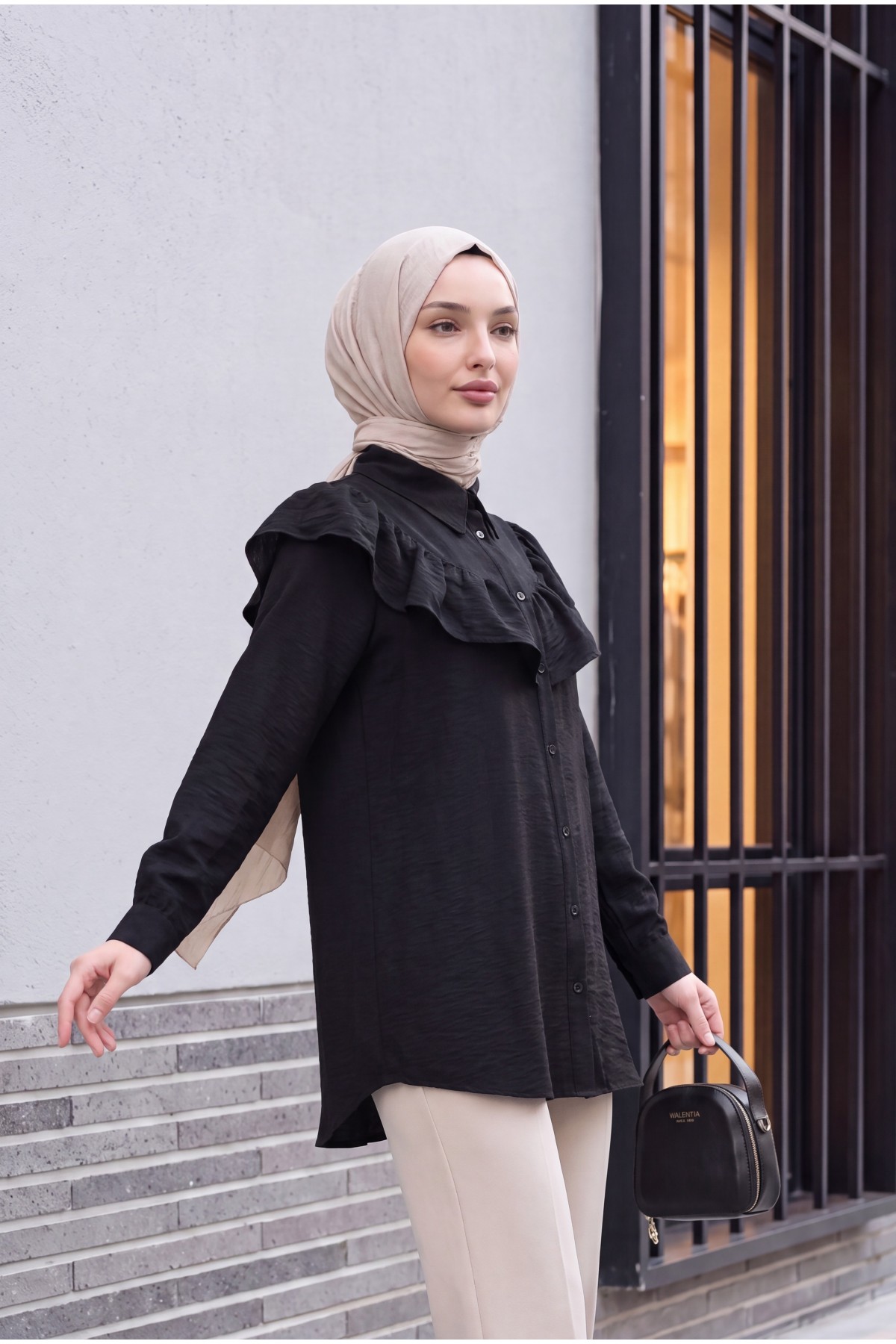 Robadan Fırfırlı Düğmeli Rayon Tunik -Siyah
