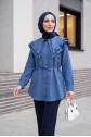 سترة من الكتان بياقة مكشكشة مزدوجة الطبقات، وخصر بأزرار، ورباط -اللون النيلي