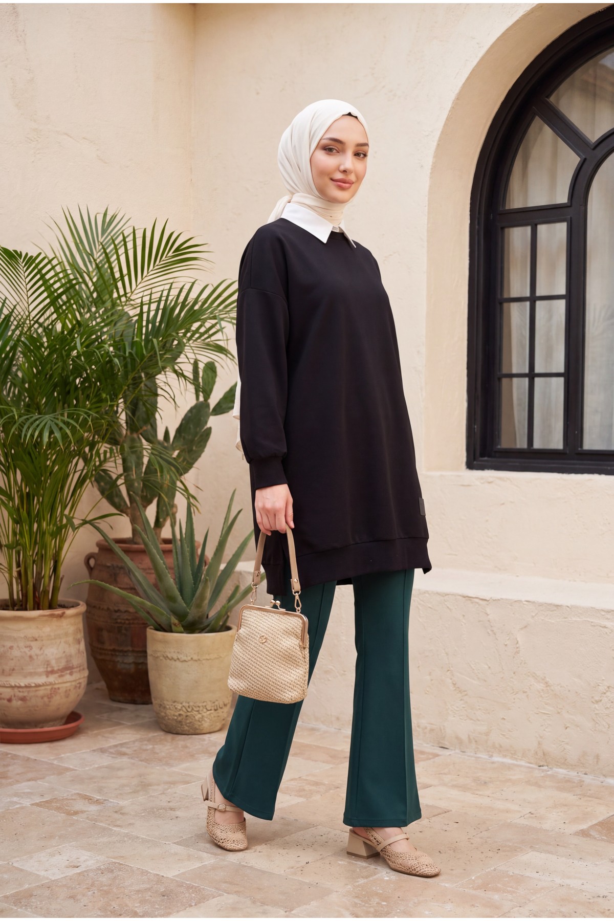 Crew Neck Slit Sweatshirt -Black