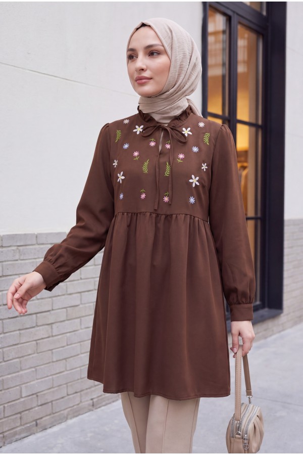 V Yaka Bağlamalı Yakası Fırfırlı Çiçek Nakışlı Poplin Tunik -Kahve