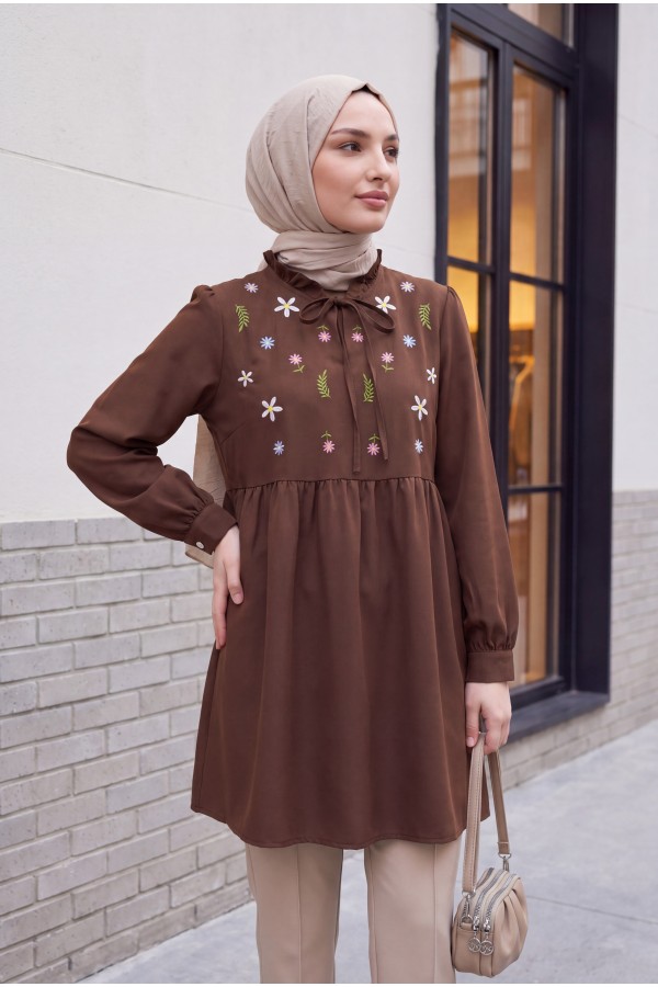 V Yaka Bağlamalı Yakası Fırfırlı Çiçek Nakışlı Poplin Tunik -Kahve
