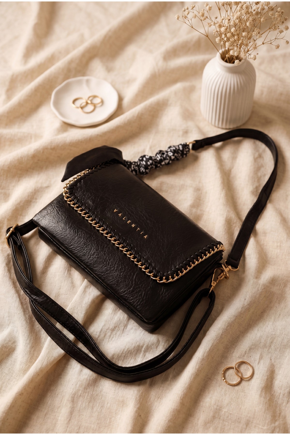 Chain-Edged Flap Scarf Detailed Compartment Shoulder Bag -Black