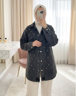 جاكيت جينز بأزرار أمامية مزين بأحجار الراين وجيبين -لون مدخن