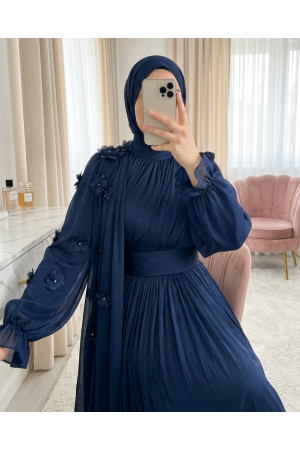 فستان سهرة أنيق بأكمام مطاطية، وعباءة مزينة بالورود، وخصر منسدل. -كحلي