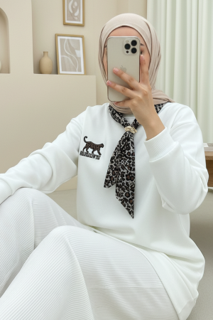 Scarf Leopard Emblem 3 Yarn Sweater -White