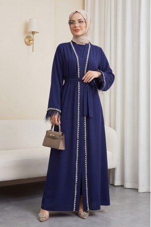 عباية بأكمام مزينة بالريش وصف من الأحجار، وحزام  -كحلي