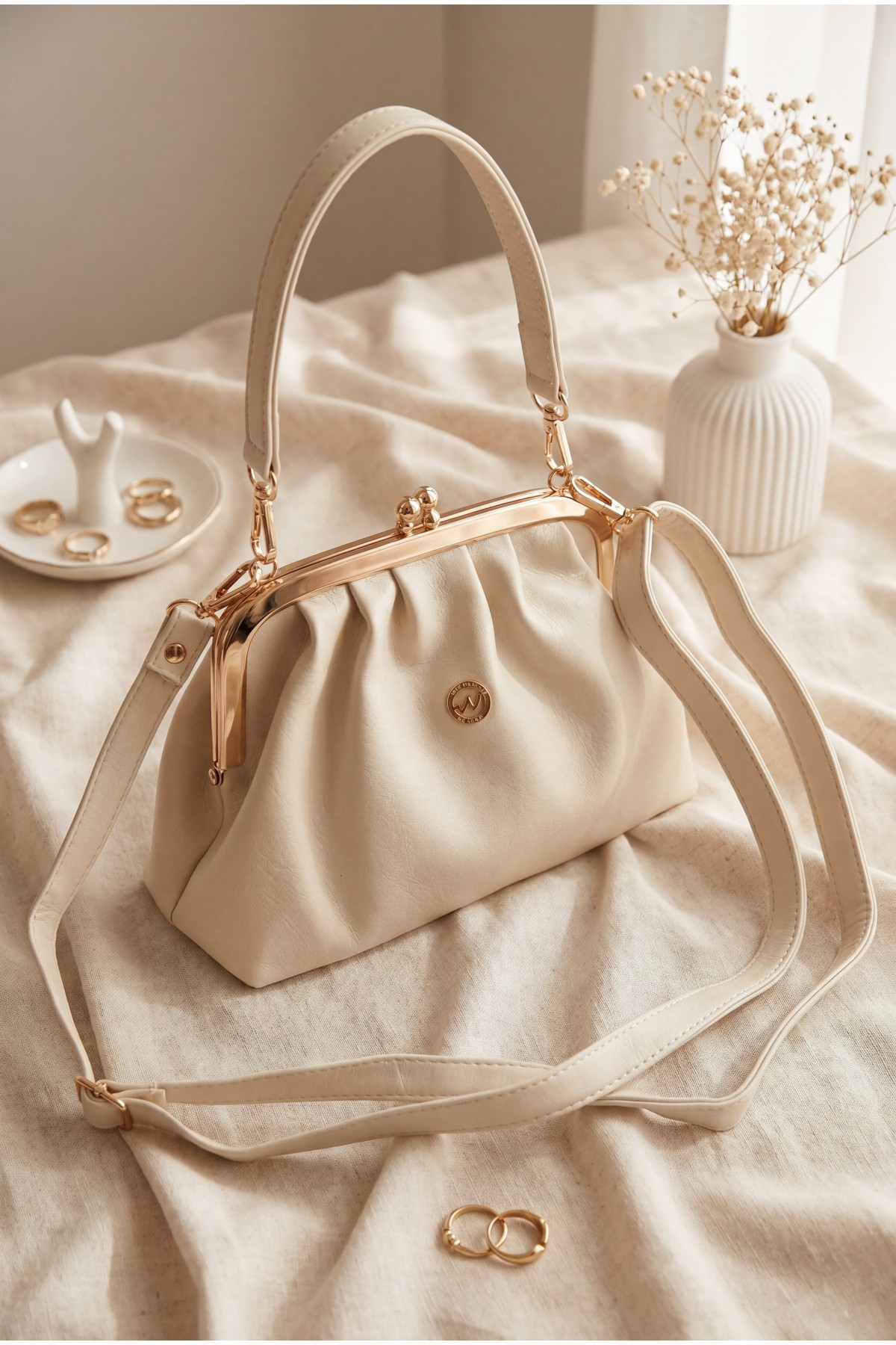 Clip-fastened, long-strap, nostalgic design bag - Beige