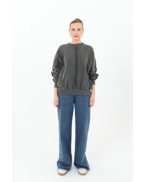 سويت شيرت نسائي بتصميم ممزق وتفاصيل خياطة 