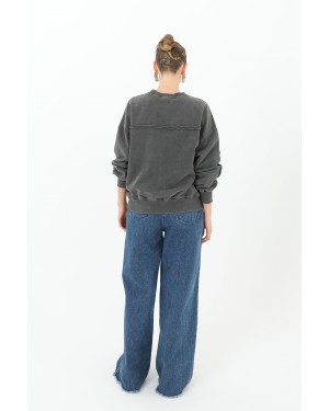 سويت شيرت نسائي بتصميم ممزق وتفاصيل خياطة 