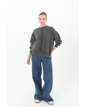 سويت شيرت نسائي بتصميم ممزق وتفاصيل خياطة 