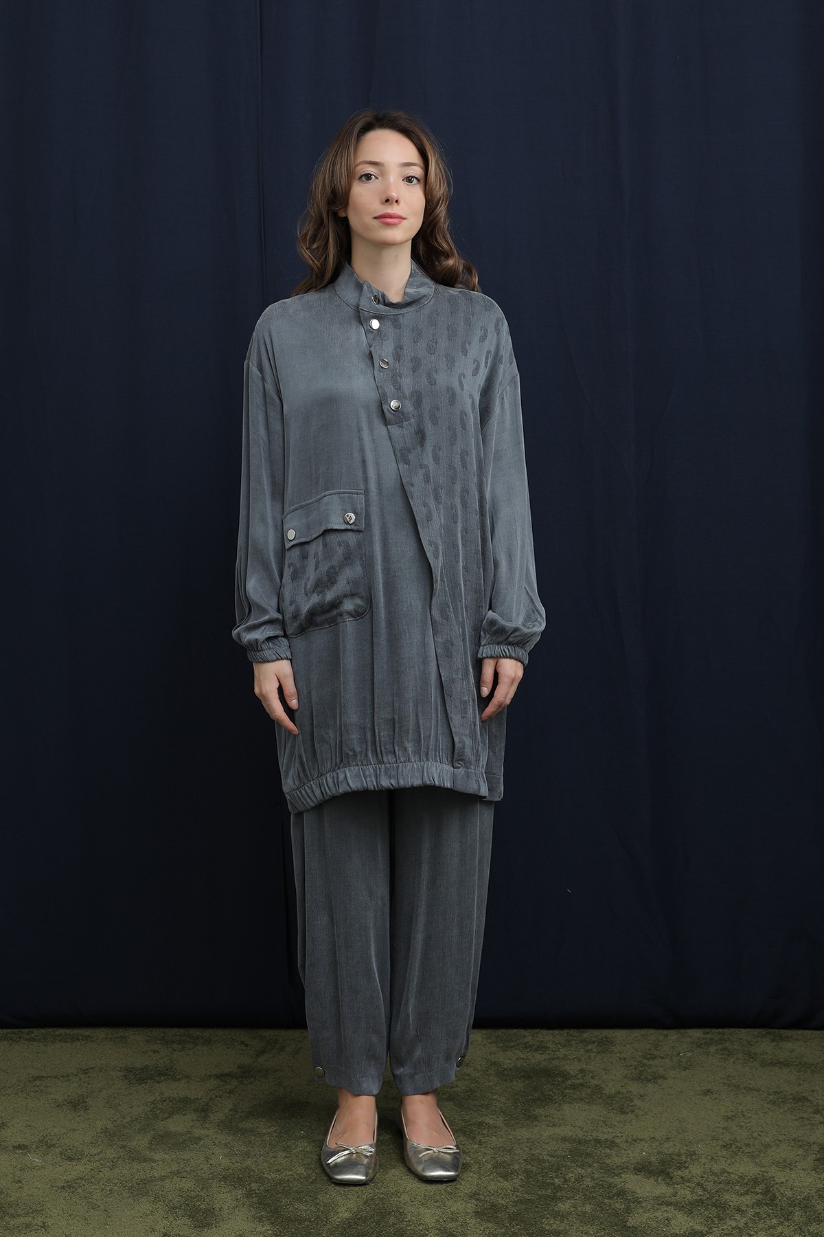 Women's Suit with Snap Collar Detail and Pocket 
