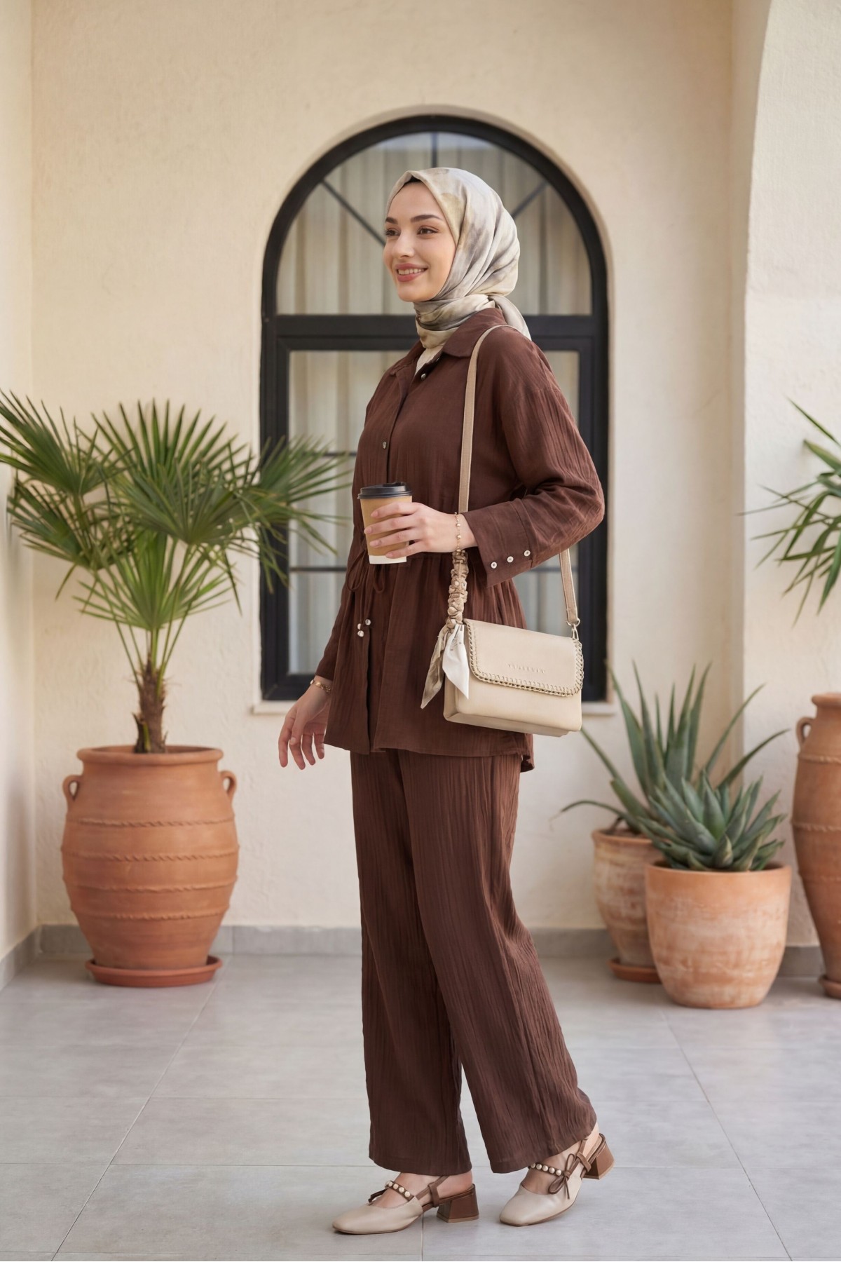 Cotton crinkle set with tunnel drawstring and elasticated waist trousers. -Brown