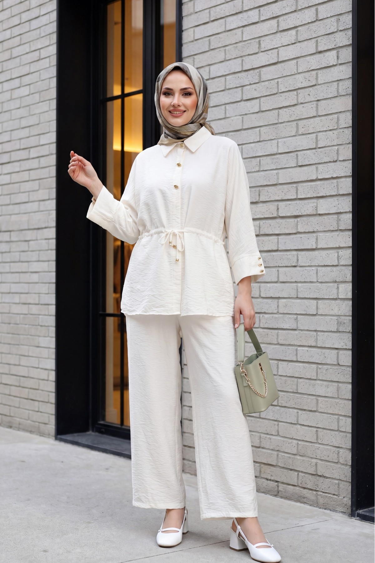 Cotton crinkle set with tunnel drawstring and elasticated waist trousers.  -Ecru
