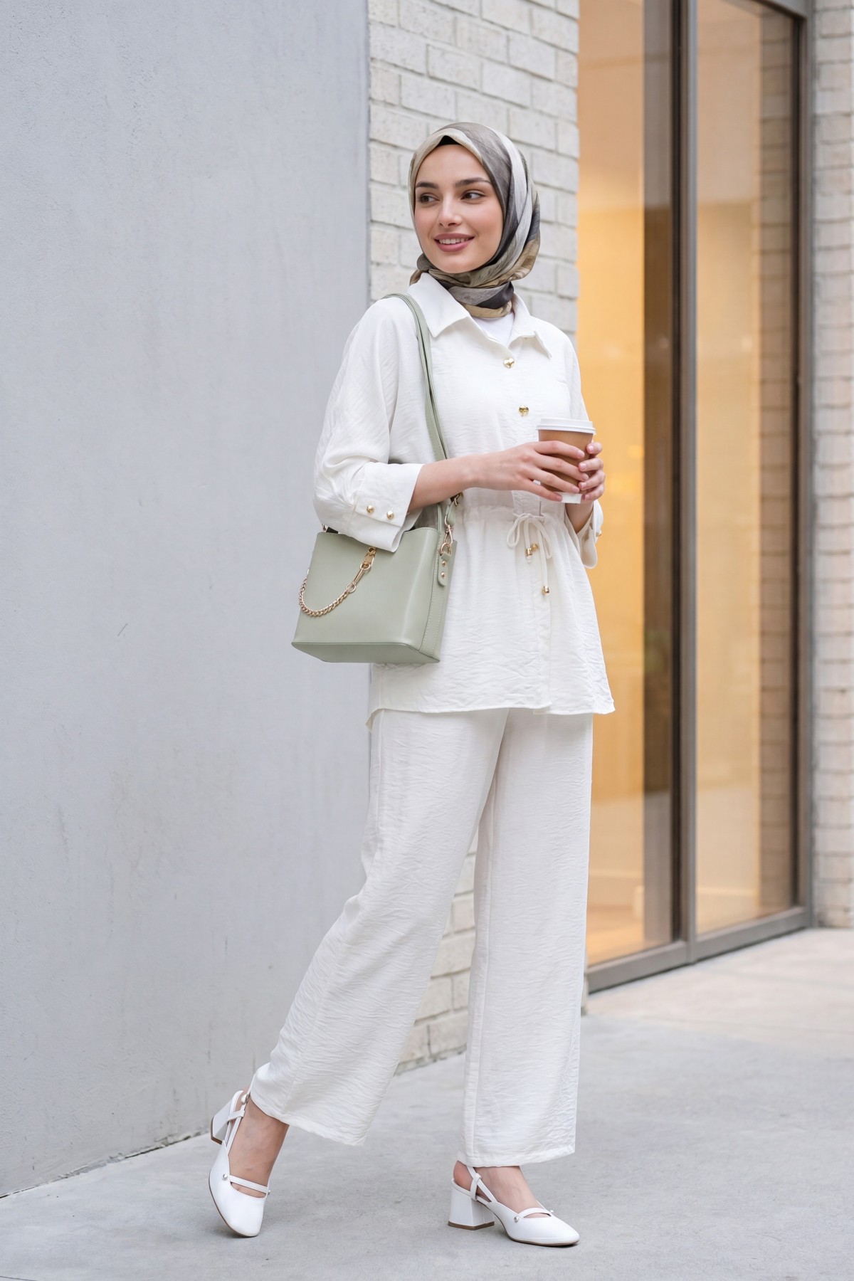 Cotton crinkle set with tunnel drawstring and elasticated waist trousers.  -Ecru