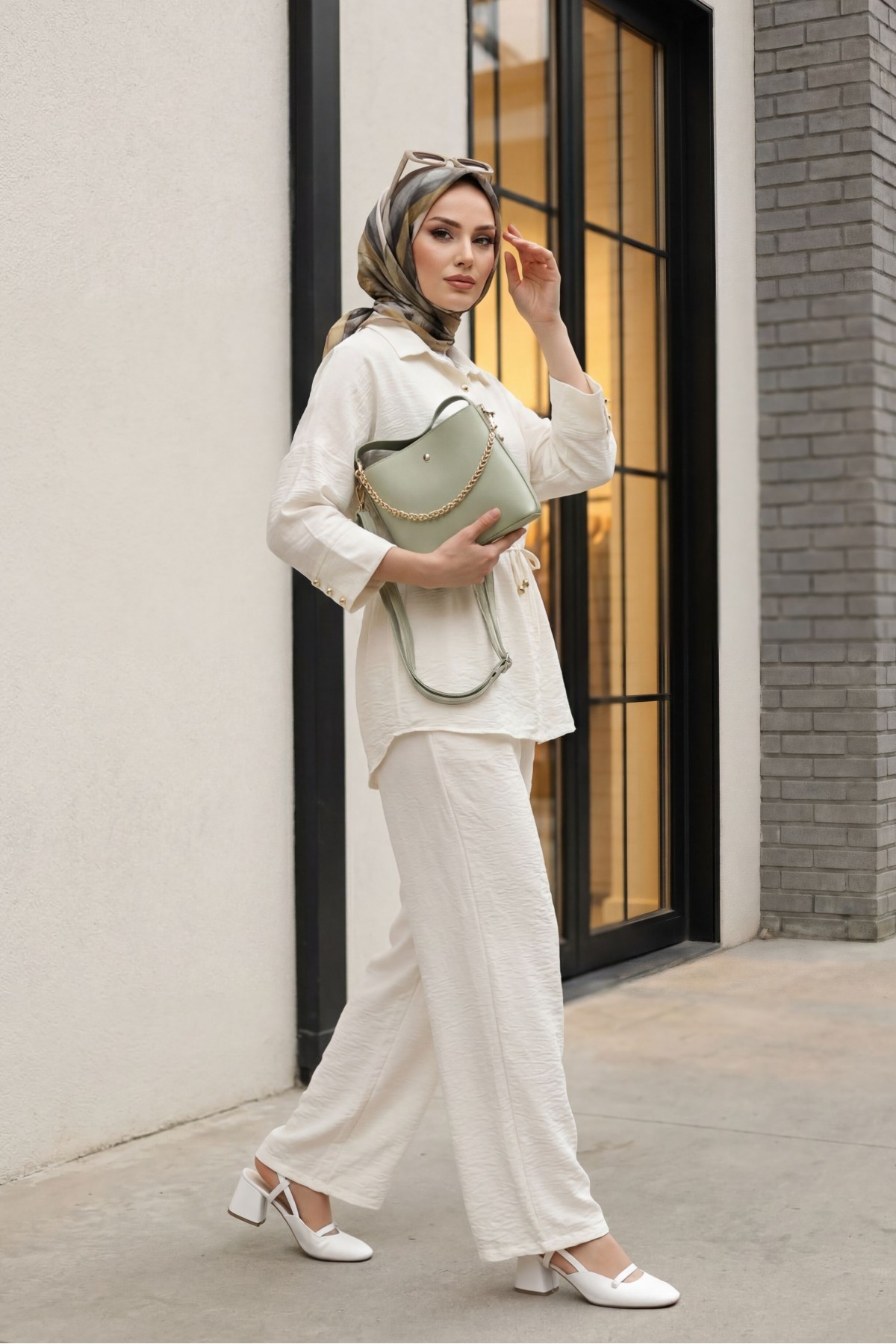 Cotton crinkle set with tunnel drawstring and elasticated waist trousers.  -Ecru