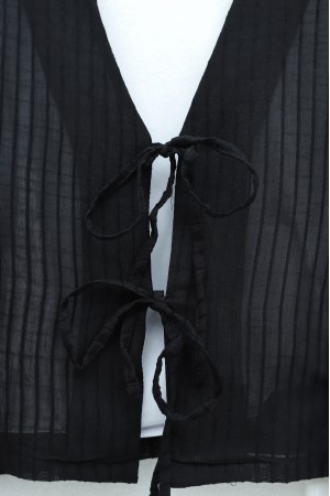 بلوزة بأكمام مكشكشة شبه شفافة برباط أمامي -أسود