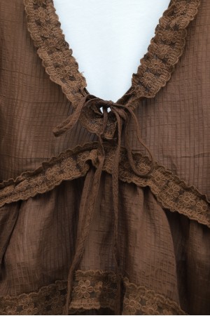 بلوزة شبه شفافة بياقة على شكل حرف V مزينة بكشكشة -بنى