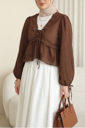بلوزة شبه شفافة بياقة على شكل حرف V مزينة بكشكشة -بنى