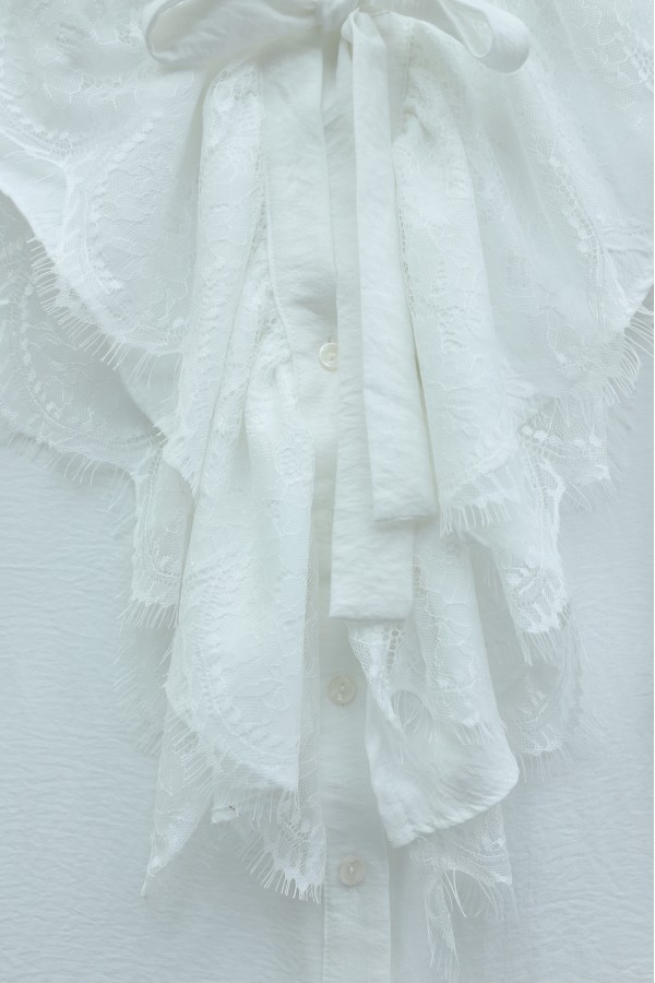 Cupra Ayrobin Shirt with Tie-Collar Guipure Lace and Ruffled Sleeves -White