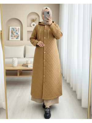 Kapşonlu Zincir Detaylı Düğmeli Kapitone Kap -Tarçın