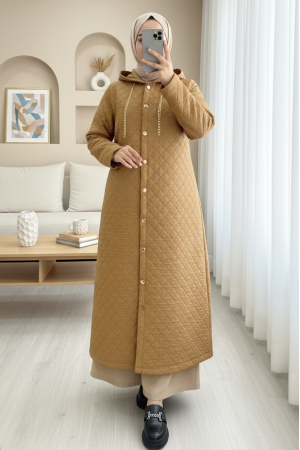 Kapşonlu Zincir Detaylı Düğmeli Kapitone Kap -Tarçın