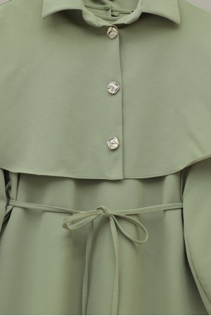 فستان من الكريب بياقة، وتفاصيل على شكل كاب، وحزام، وأكمام مطاطية -كاجلا جرين