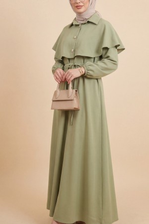 فستان من الكريب بياقة، وتفاصيل على شكل كاب، وحزام، وأكمام مطاطية -كاجلا جرين