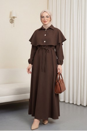 فستان من الكريب بياقة، وتفاصيل على شكل كاب، وحزام، وأكمام مطاطية -بنى