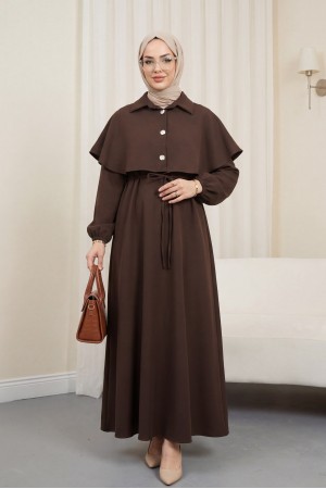 فستان من الكريب بياقة، وتفاصيل على شكل كاب، وحزام، وأكمام مطاطية -بنى