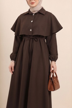 فستان من الكريب بياقة، وتفاصيل على شكل كاب، وحزام، وأكمام مطاطية -بنى