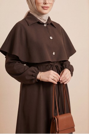 فستان من الكريب بياقة، وتفاصيل على شكل كاب، وحزام، وأكمام مطاطية -بنى