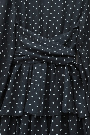 Çapraz Bağlamalı Eteği Kat Kat Puantiyeli Şifon Elbise -Siyah