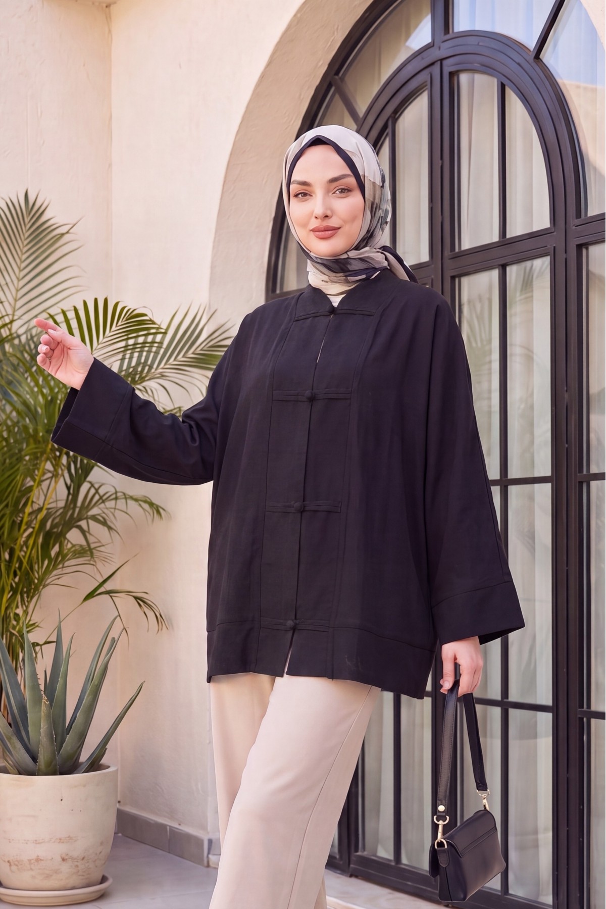كيمونو كبير الحجم من قماش الأورجانزا الفوال بفتحة رقبة على شكل حرف V وأزرار مزينة بحواف -أسود