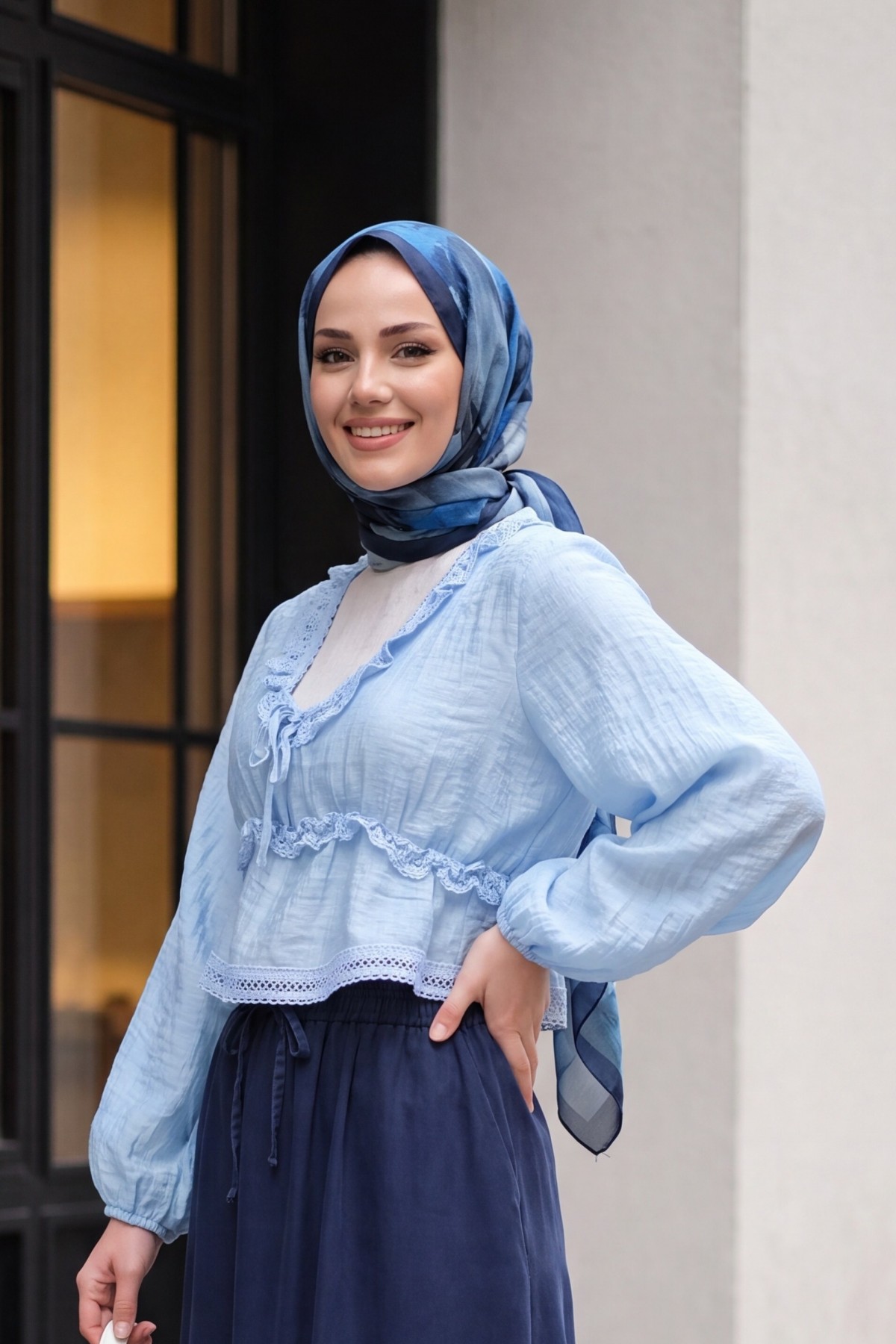 بلوزة من الفسكوز بأكمام بالون مزينة بتفاصيل من الدانتيل وخصر مطاطي -ريشي