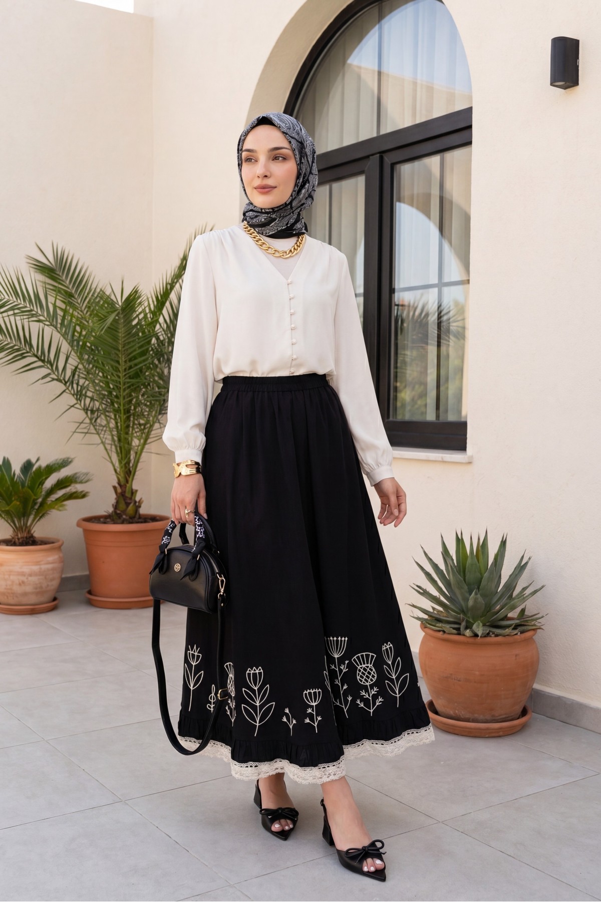 Lace Embroidered Elastic Waist Skirt  -Black