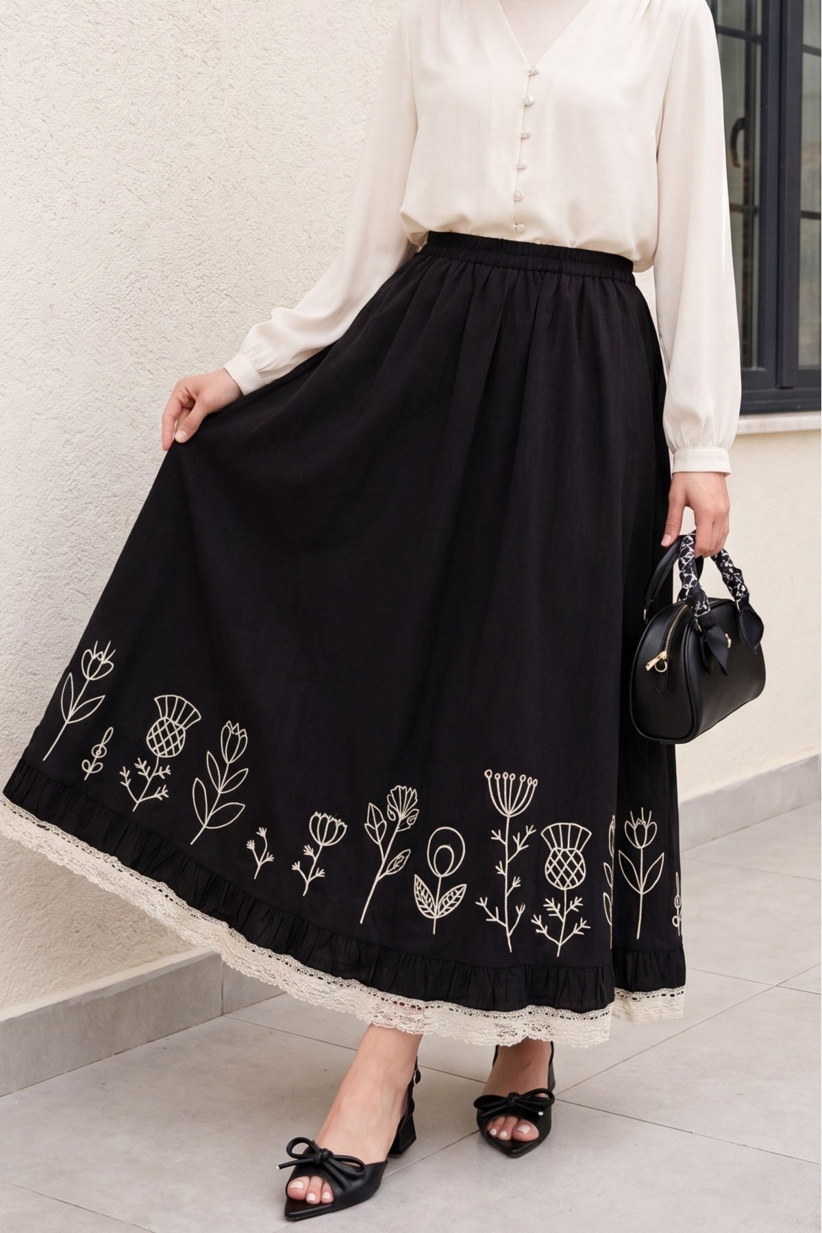 Lace Embroidered Elastic Waist Skirt  -Black