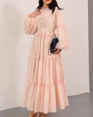 فستان مزين بكشكشة متعددة الطبقات وأكمام مطاطية ورباط عند الخصر. -بودرة