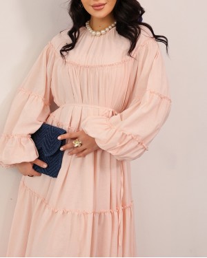 فستان مزين بكشكشة متعددة الطبقات وأكمام مطاطية ورباط عند الخصر. -بودرة