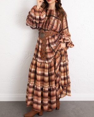 فستان منقوش بأكمام مطاطية، ورباط عند الخصر، وتفاصيل كشكشة متعددة الطبقات -لون القرميد