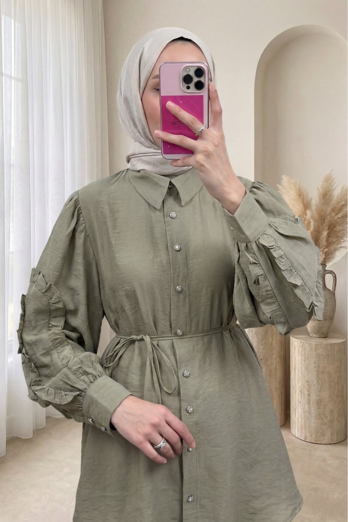 قميص بأكمام مكشكشة، وأزرار مرصعة بأحجار الراين، وإغلاق برباط. -خاكي