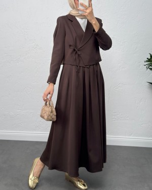 طقم من قطعتين: تنورة وسترة برباط أمامي -بني محروق