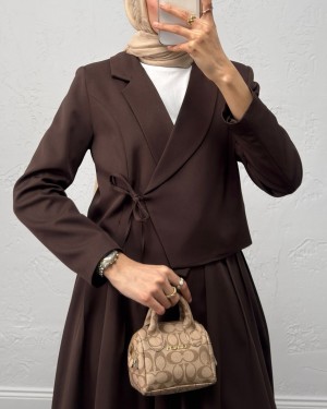 طقم من قطعتين: تنورة وسترة برباط أمامي -بني محروق