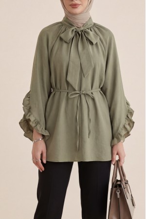 تونيك من قماش المودال بياقة برباط، وسحاب، وأكمام مكشكشة، وحزام. -خاكي