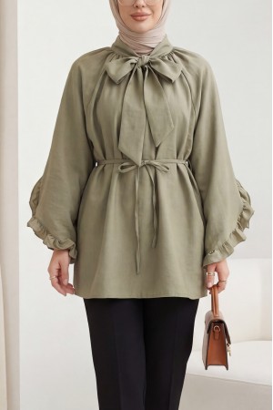 تونيك من قماش المودال بياقة برباط، وسحاب، وأكمام مكشكشة، وحزام. -خاكي