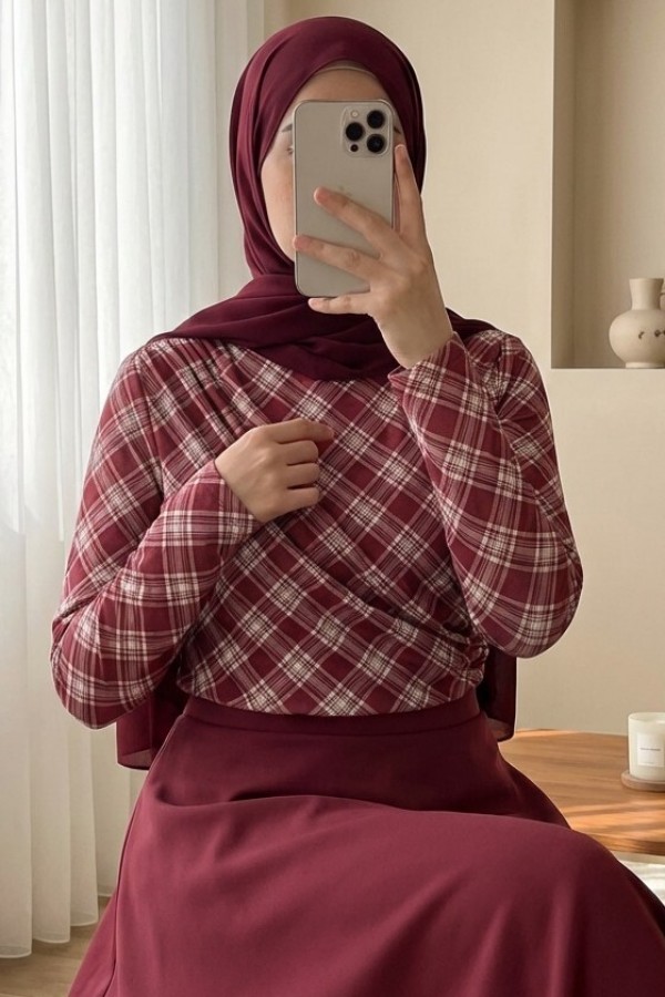 Yanı Büzgülü Ekose Desenli Bluz -Bordo