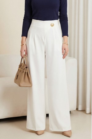 بنطلون واسع الساقين من الكريب مزود بسحاب جانبي، ودبوس، وتفاصيل قابلة للطي. -أبيض