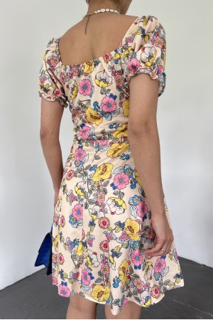 فستان قصير بتفاصيل دانتيل وياقة مطاطية -اللون البيج