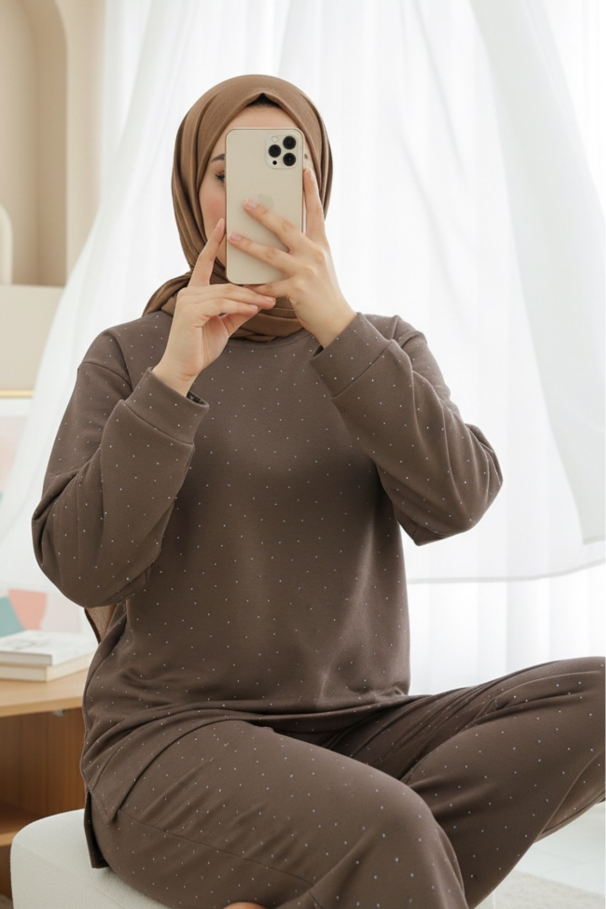 بدلة أويشو مع بنطال بتفاصيل حجرية متناثرة -قهوة مفتوحة