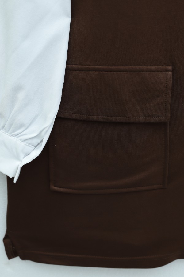 Two-thread cotton suit with elasticated collar and double pockets. -Brown