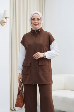 بدلة قطنية بخيطين مع ياقة مطاطية وجيوب مزدوجة. -بنى